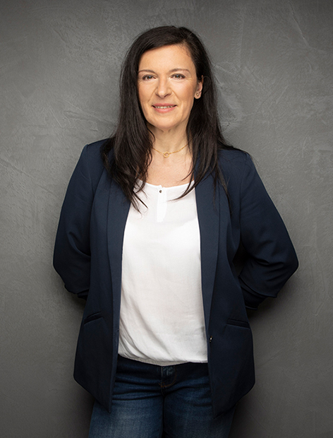 Zana Krekel in dunkelblauem Blazer, Porträtaufnahme